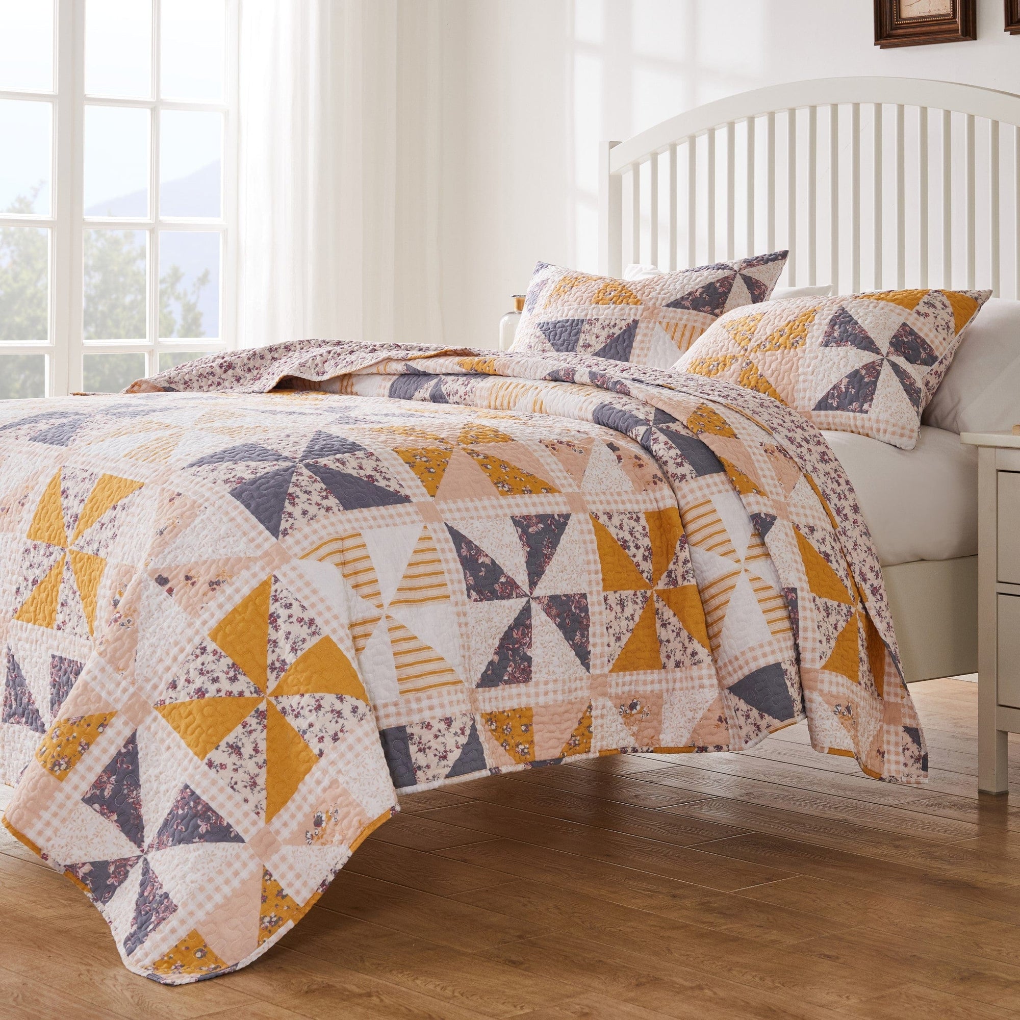 Pinwheel and Posy Quilt Set