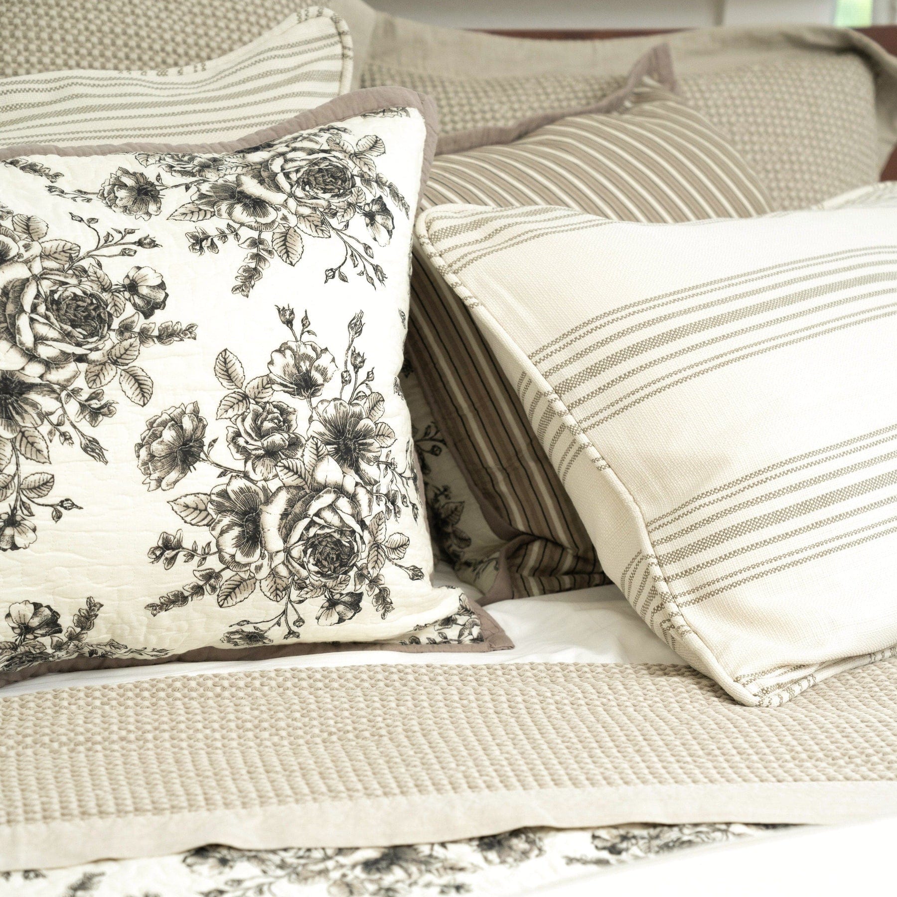 Lyla Floral Print Reversible Quilt Set - Retro Barn Country Linens